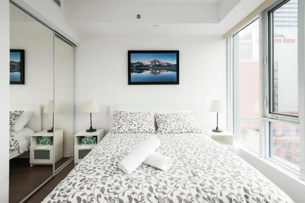 The Pinnacle Suites - Downtown Toronto Entertainment District Apartment
