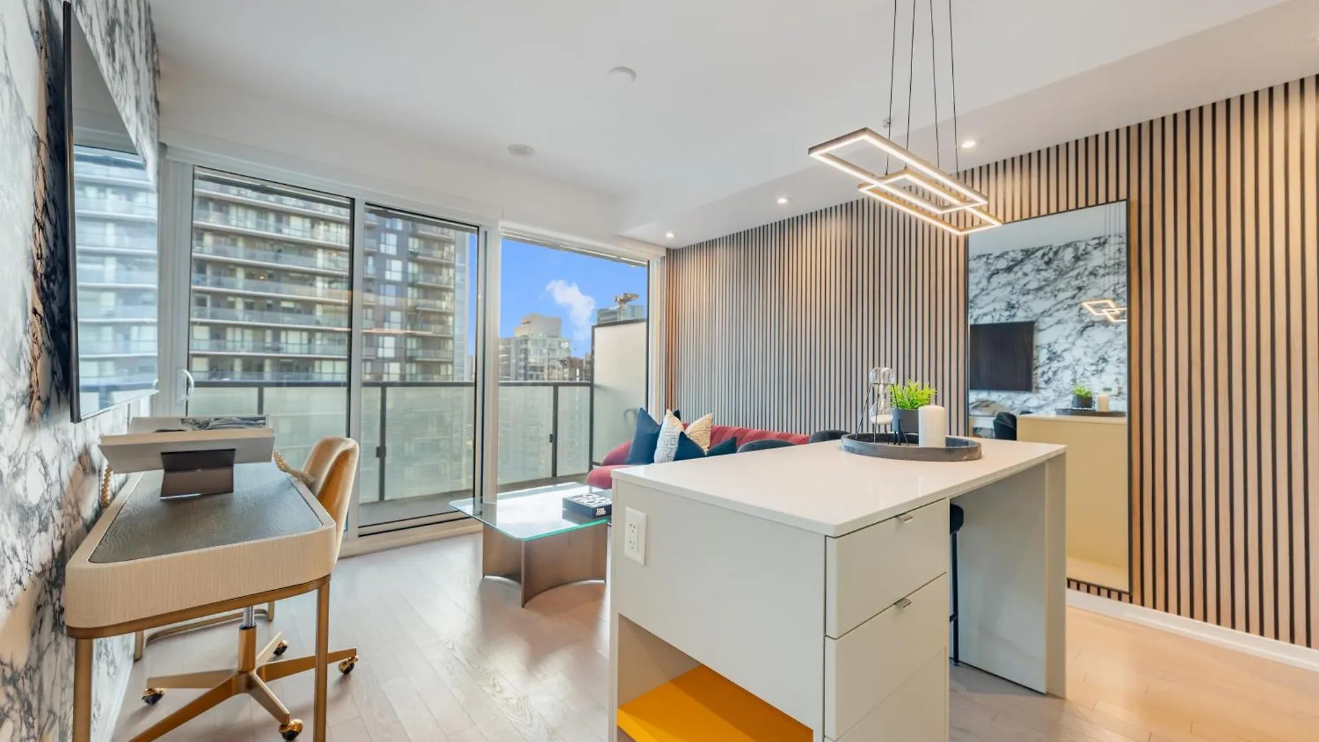 The Pinnacle Suites - Downtown Toronto Entertainment District Apartment