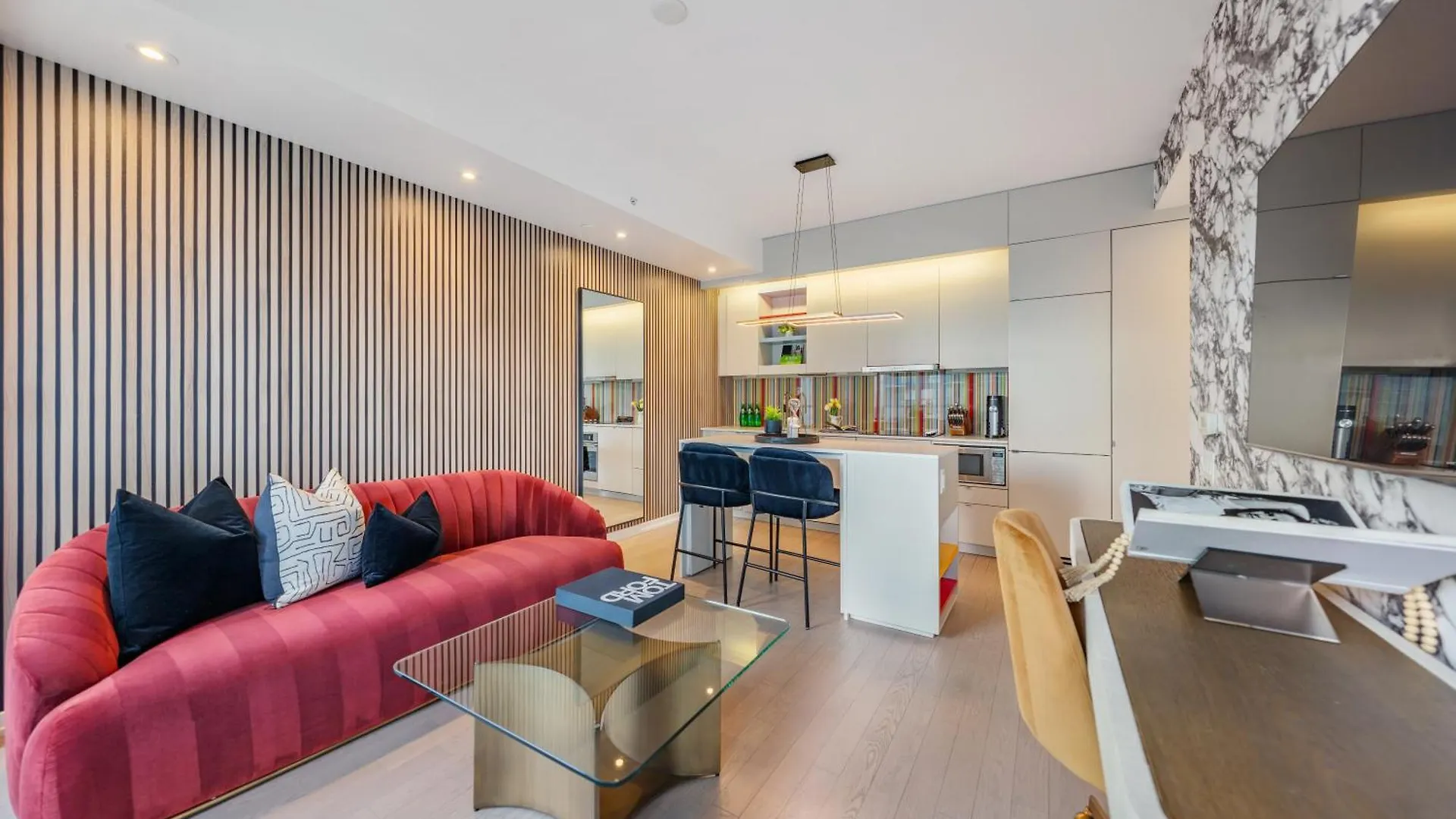 The Pinnacle Suites - Downtown Toronto Entertainment District