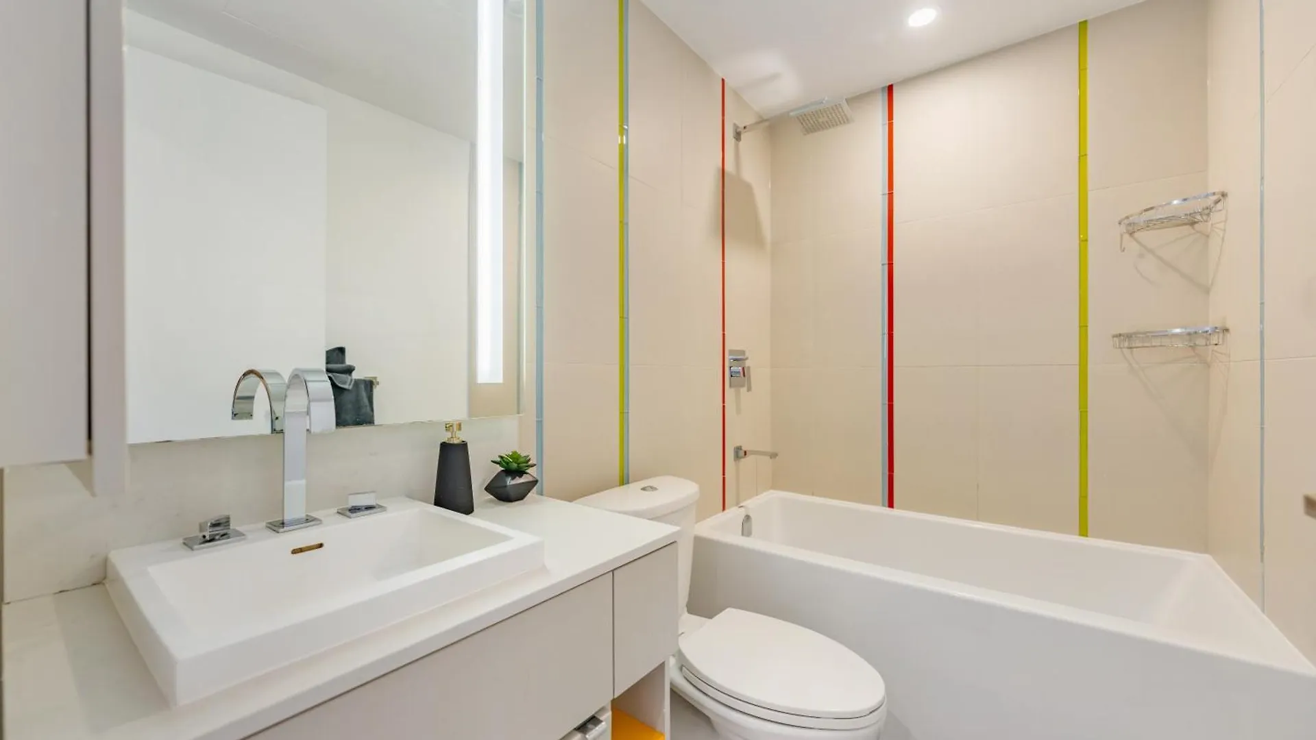 The Pinnacle Suites - Downtown Toronto Entertainment District