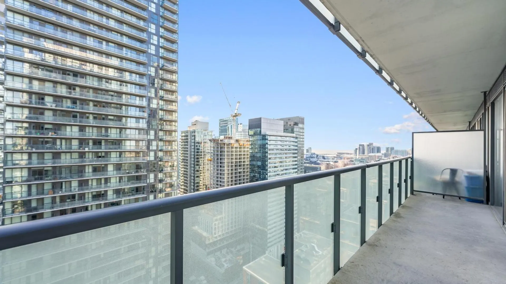 The Pinnacle Suites - Downtown Toronto Entertainment District Apartment