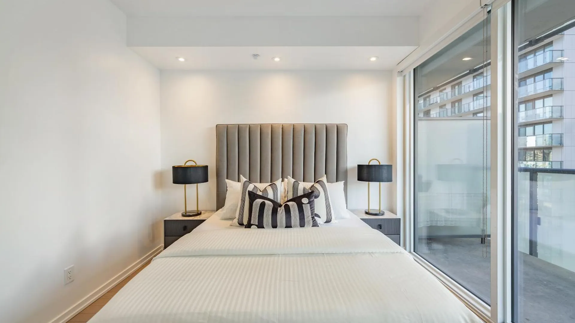 The Pinnacle Suites - Downtown Toronto Entertainment District