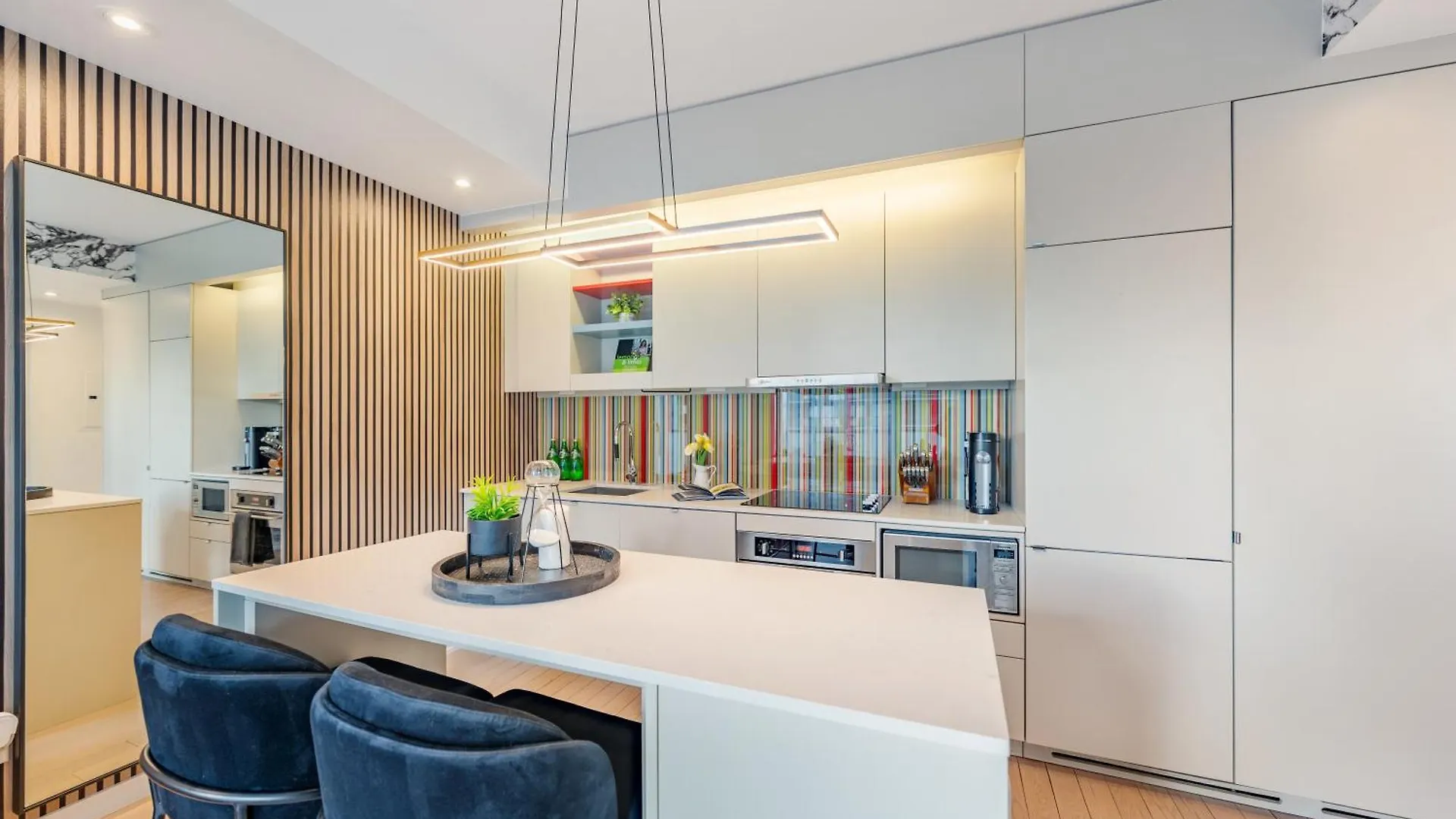 The Pinnacle Suites - Downtown Toronto Entertainment District Apartment