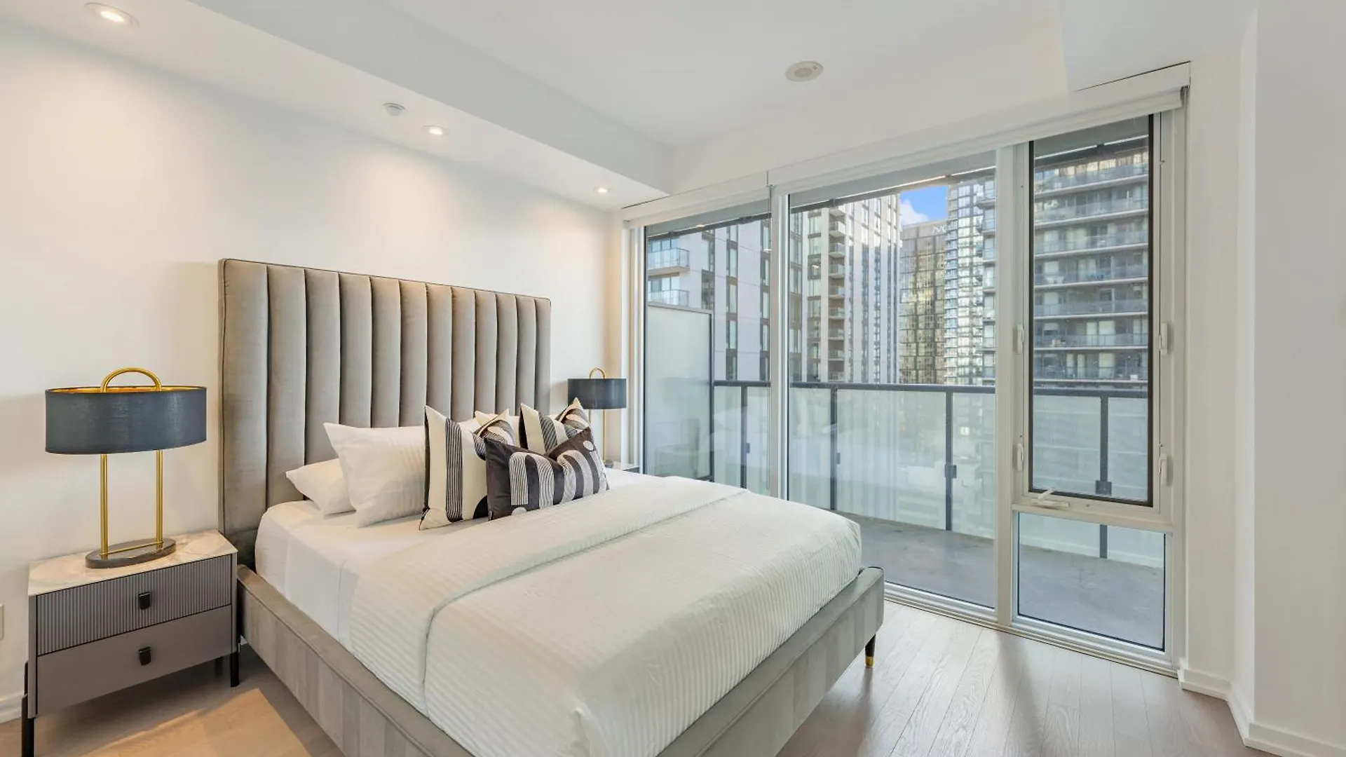 The Pinnacle Suites - Downtown Toronto Entertainment District