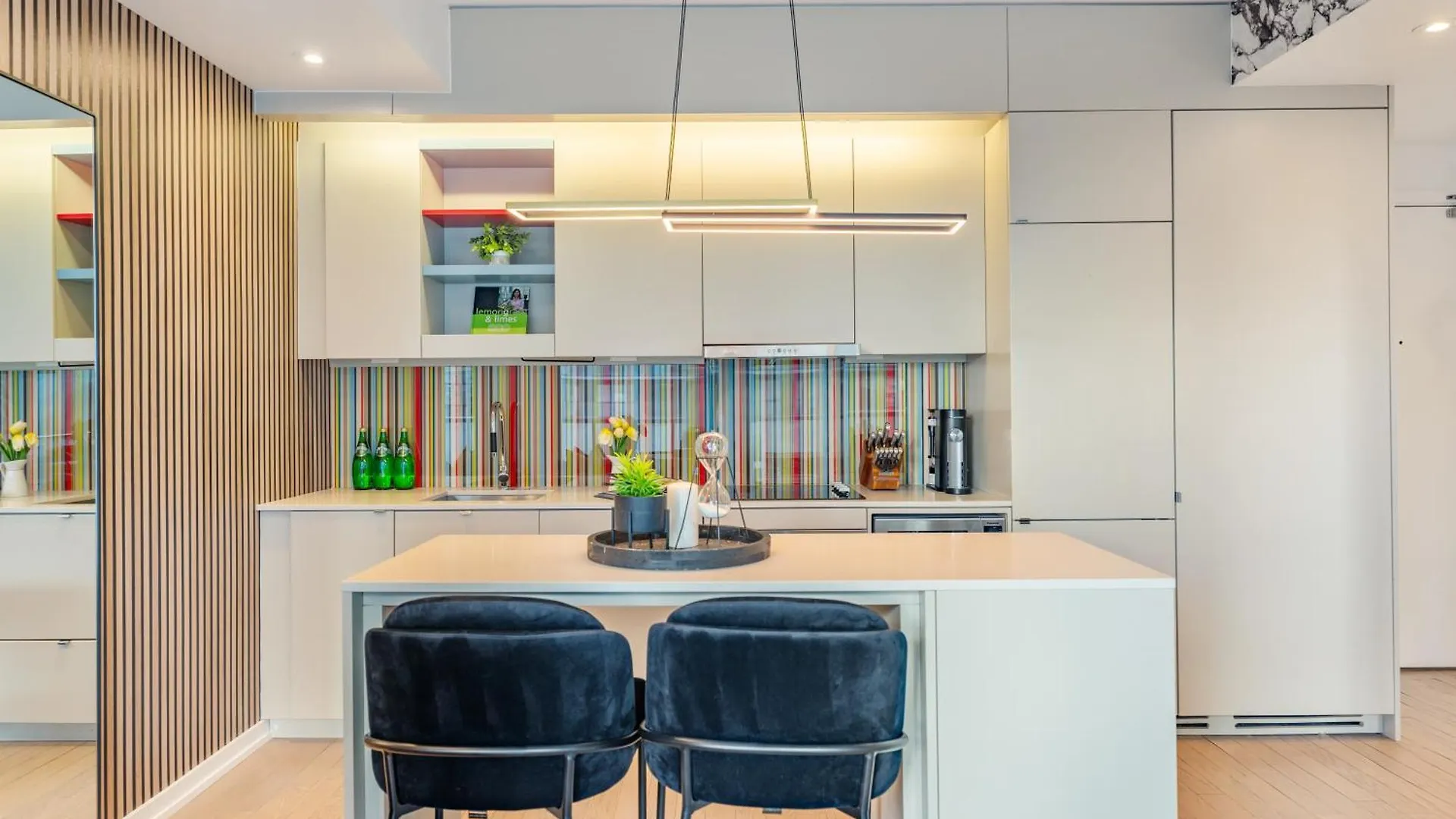 The Pinnacle Suites - Downtown Toronto Entertainment District Apartment